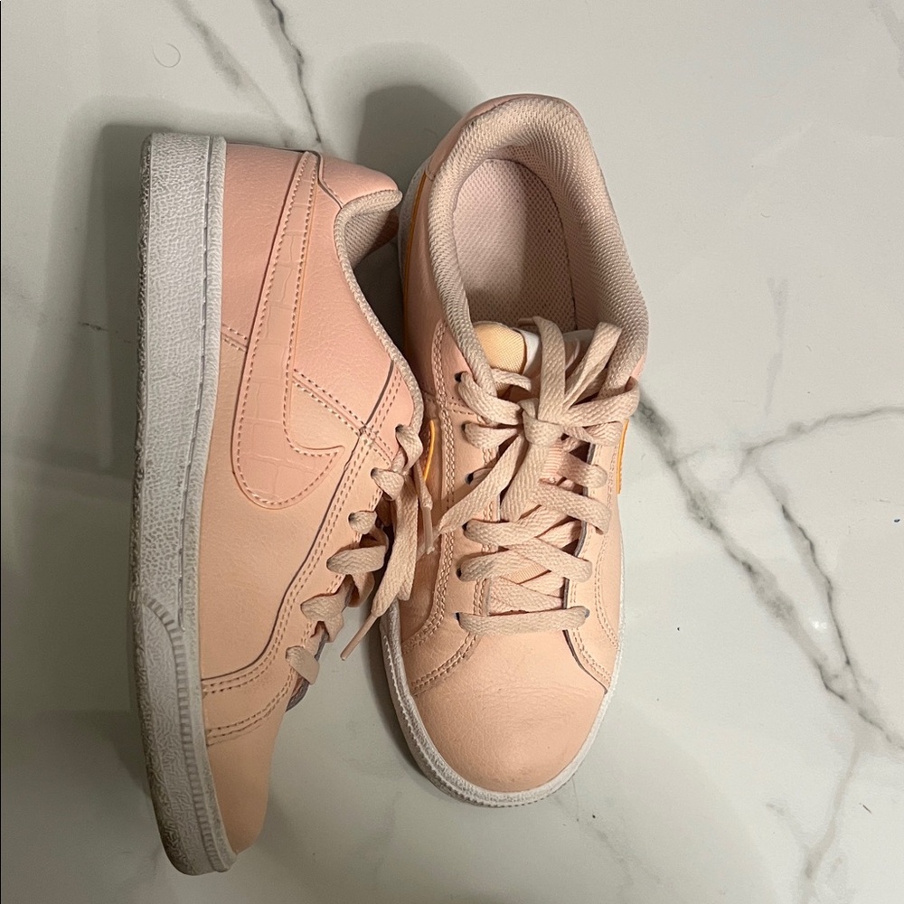 Nike Women's Peach Sneakers